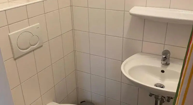 Cama en dormitorio compartido con balcón Townside Hostel Bremen