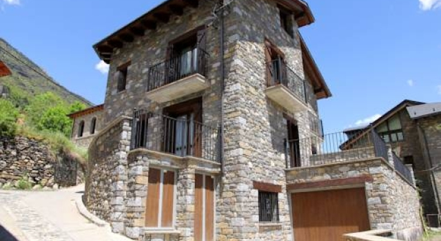 Casa Los Huertos, Book Hotel Hotels in Aragon with Parking, Parking