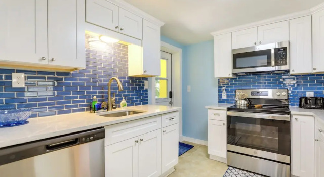 Коттедж 2 Mi to Bradenton Beach: Water-view Home w/ BBQ