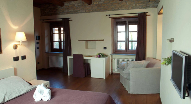 I Tre Poggi, Book Hotel Canelli Piedmont