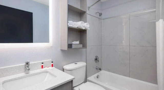 Четырёхместный номер Standard Microtel Inn by Wyndham Lake Norman