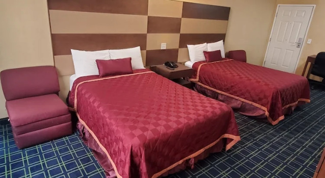 Номер Economy Delmonico Inn & Suites