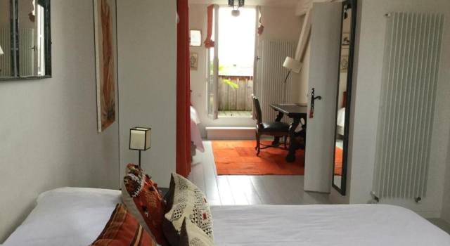 Двухместный номер Standard с видом на бассейн La Ferrade Chambres dHôtes B&B