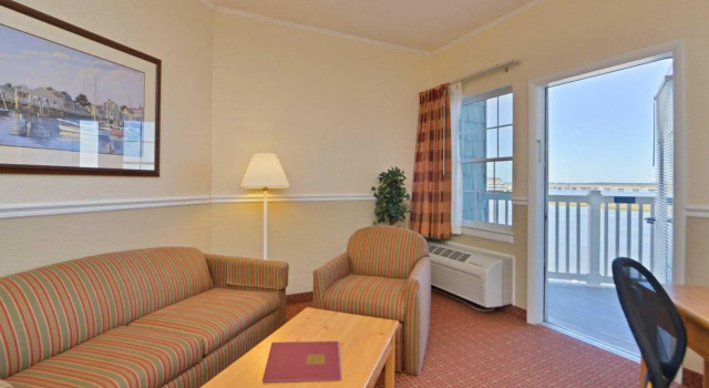 Номер Standard Comfort Suites Chincoteague Island Bayfront Resort