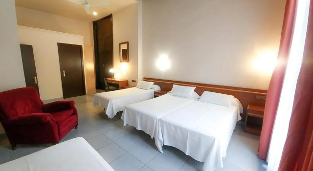 Четырёхместный номер Standard Hotel Jaume I