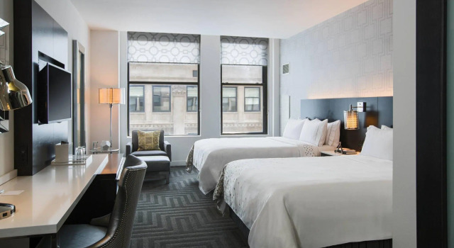 Четырёхместный номер Standard Renaissance Cincinnati Downtown Hotel