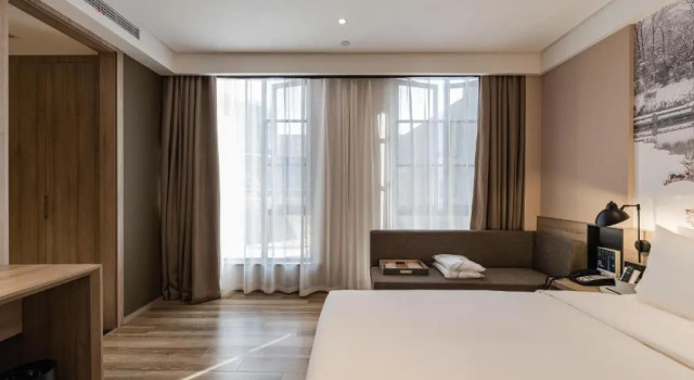 Двухместный номер Deluxe Atour Hotel Zhenjiang Xijindu Jinshan Temple