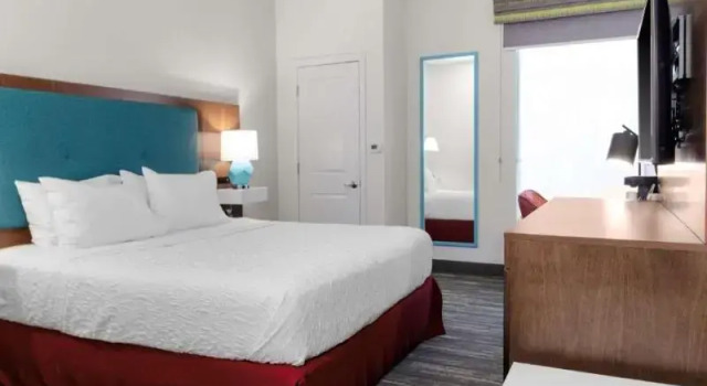 Люкс Hampton Inn by Hilton Concord/Bow