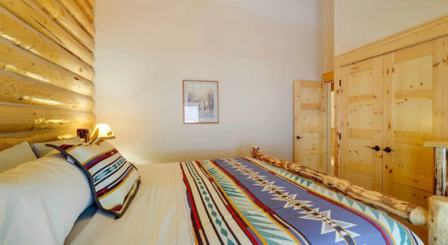 Exquisite Mccall Log Cabin - Walk to Payette Lake!, Забронировать Отель Отели Мак-Колл с парковкой, рядом с McCall Golf Club, Парковка