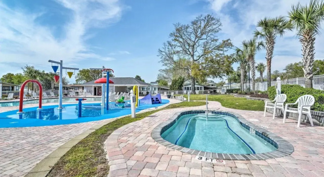 Коттедж с 2 комнатами Deck & Pool Access: Myrtle Beach Getaway