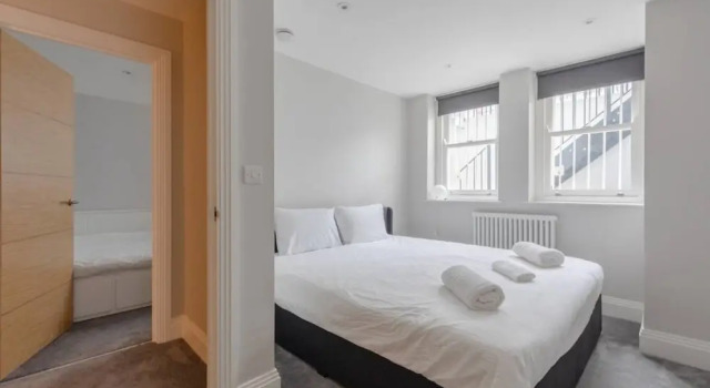 Chic & Spacious 2BD Flat -2 Mins to Baron's Court, Забронировать Отель Бизнес-отели Англии, 4* 5*