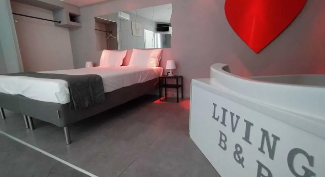Люкс Superior с балконом Living Bed and Breakfast