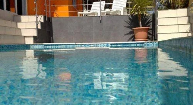 Apartments Villa Sunrise, Buchen Sie Ferienwohnung Hotels in Gespanschaft Split-Dalmatien mit Pool, Schwimmbad