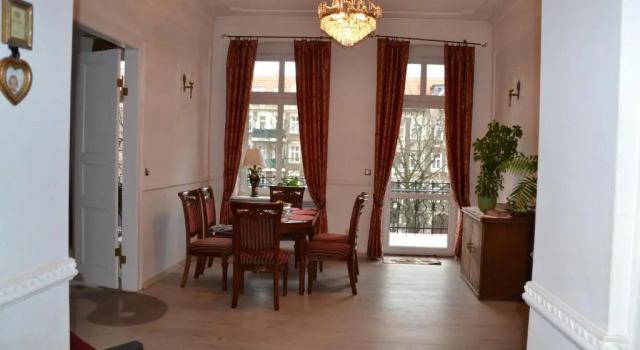 City center, sunny spacious luxury!