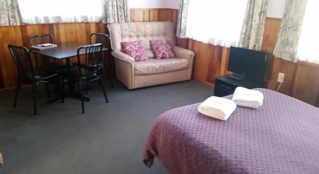 Waiteti Trout Stream Holiday Park, Rezerwuj Hotel Hotele w Auckland Region z parkingiem, Parking