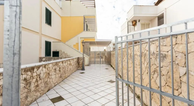 Appartamento climatizzato con patio esterno privato a 150m dal mare, Buchen Sie Ferienwohnung Hotels in Ugento mit Parkplatz, Parkplätze