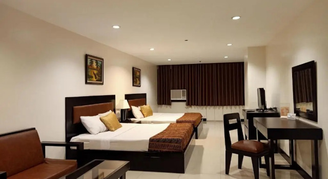 Семейный номер Standard Paragon Tower Hotel