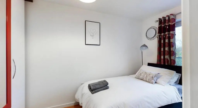Cheerful 5-BDR/3-BATH House w/ Free Parking, Забронировать Отель Отели Рединга с парковкой, рядом с Reading Crown Court, Парковка