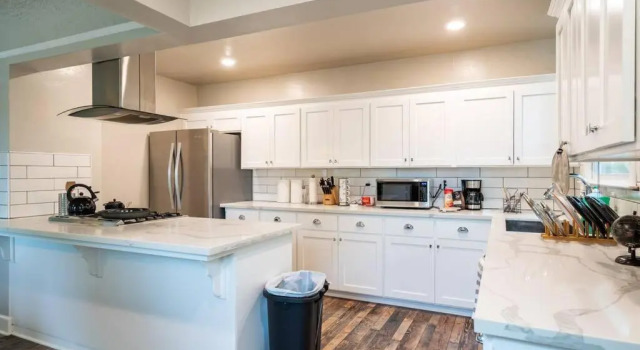 Коттедж Charming House French Marble Kitchen