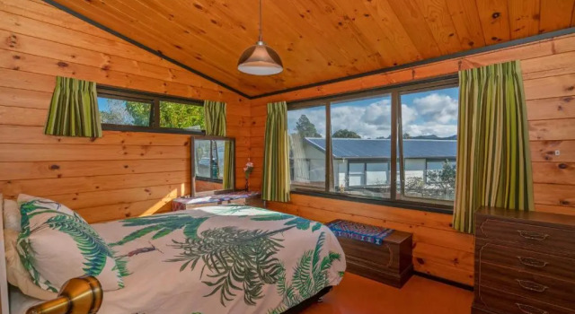 Retro Revival - Pauanui Holiday Home, Забронировать Отель Отели Поани с парковкой, Парковка