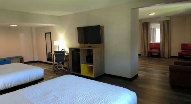 Люкс Days Inn and Suites by Wyndham Port Huron