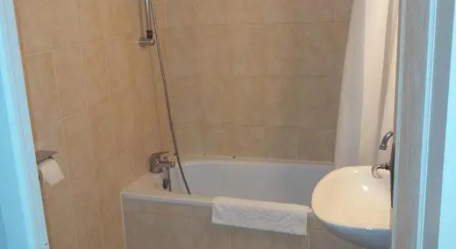 Трёхместный номер Standard с балконом и с видом на озеро Hôtel Etang des Reynats