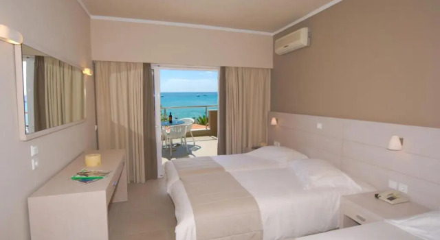 Трёхместный номер Superior с видом на море Siviris Golden Beach