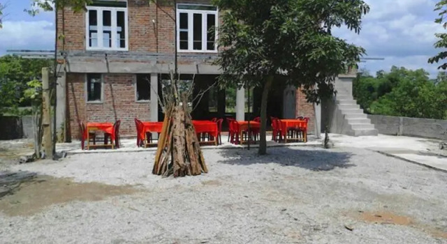 Кровать в общем номере Cuc Phuong Bungalow