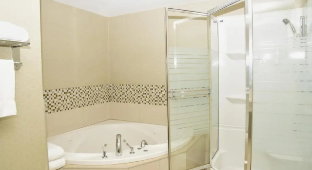 Двухместный люкс Executive Days Inn by Wyndham Ottawa