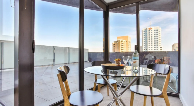 Апартаменты с балконом Urban Oasis - Designed Service Apartment