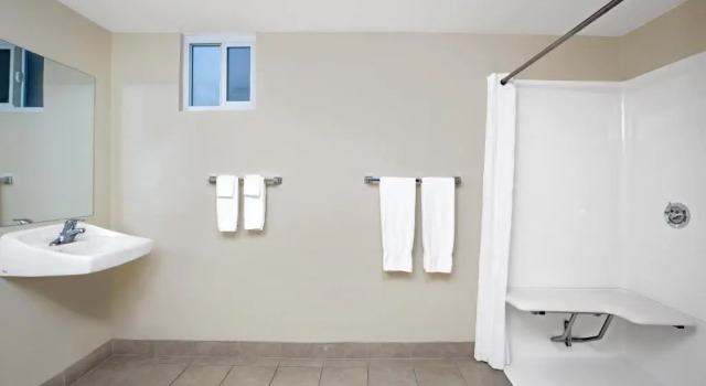 Двухместный номер Accessible Super 8 by Wyndham Los Angeles-Culver City Area