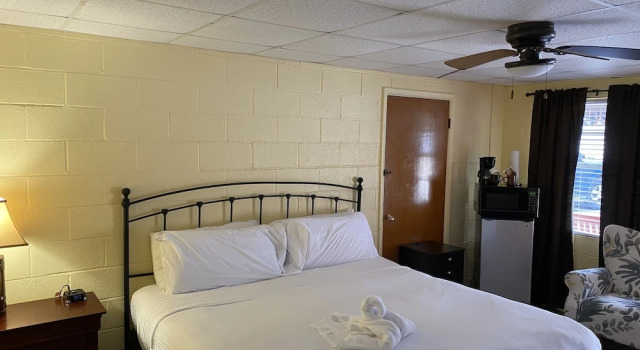 Queen Guest Room located at the Joplin Inn at the entrance to Mountain Harbor, just 2 1/2 miles from Lake Ouachita. by RedAwning, Boek Pension Hotels in Missouri met zwembad, Zwembad