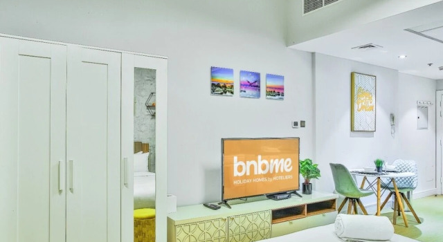 Plush Studio Having Lake View by Bnbmehomes, Забронировать Отель Отели Эмирата Дубая с парковкой, рядом с Остановка трамвая Marina Towers, Парковка