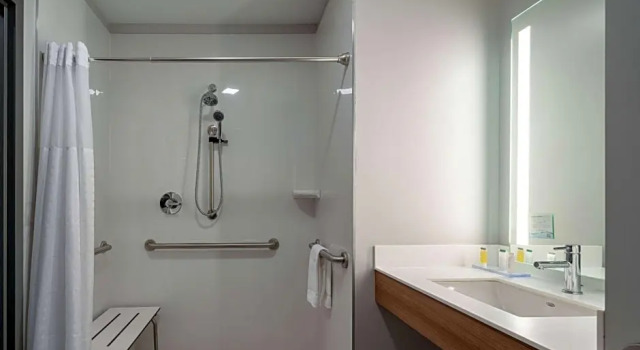 Люкс Microtel Inn & Suites by Wyndham Winchester