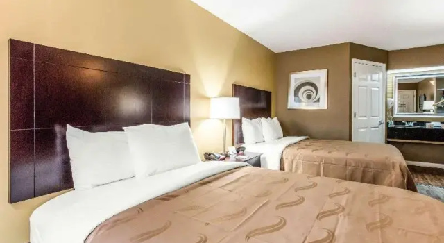 Четырёхместный номер Standard Quality Inn Bessemer I-20 exit 108