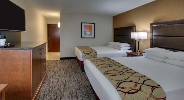 Четырёхместный номер Deluxe Drury Inn & Suites Evansville East