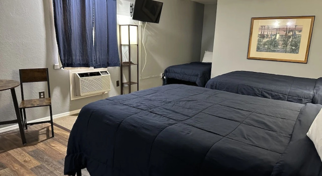Четырёхместный номер Standard Travelers Inn Motel