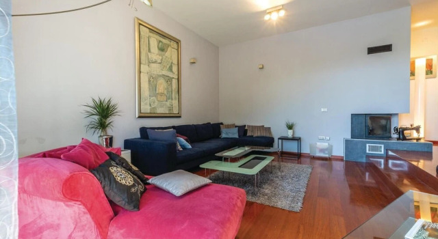 Amazing Home in Podstrana With Wifi, Outdoor Swimming Pool and Heated Swimming Pool, Забронировать Отель Отели Подстраны с парковкой, рядом с Частный Пляж «Апартментс Лавица Бич Думичич», Парковка