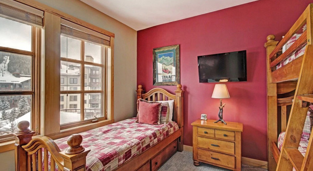 Luxury Remodeled Passage Point Condo - Short Walk to Lifts - Heart of Center Village - PP404 by Redawning, Забронировать Апартаменты/квартира Отели Коппер-Маунтин с бассейном, рядом с Stinger, Бассейн