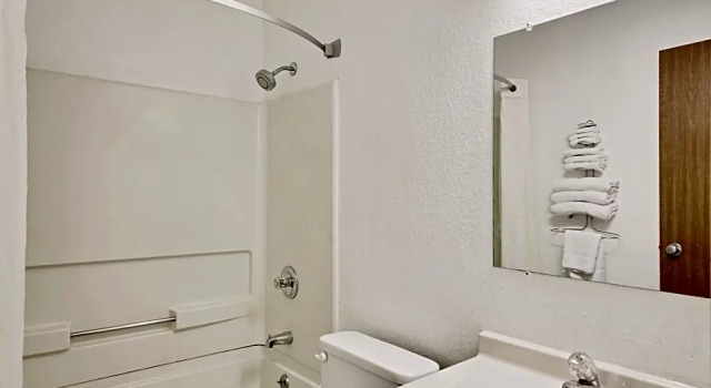 Номер Standard Super 8 by Wyndham Newburgh/West Point Stewart Intl Airport