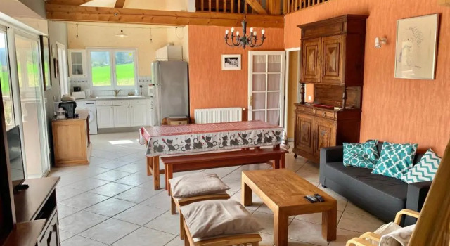Rez de Piscine, 10 Personnes - RÊVE DE PAPILLON et À L'étage, 5 Personnes - NID D'ÉTOILES, Il s'agit bien de deux gîtes individuels qui sont reliés par un escalier interne, cela permet a une grande famille de louer les deux gîtes, Rezervovat Hotel Saint-Gery Lot Valley