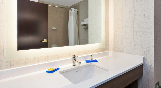 Четырёхместный люкс Holiday Inn Express Hotel & Suites Warminster-Horsham by IHG