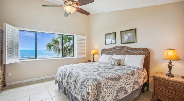 Oceanfront Bliss: Night of Lights Getaway!, Rezerwuj Apartament Hotele w Saint Augustine Area z parkingiem, Parking