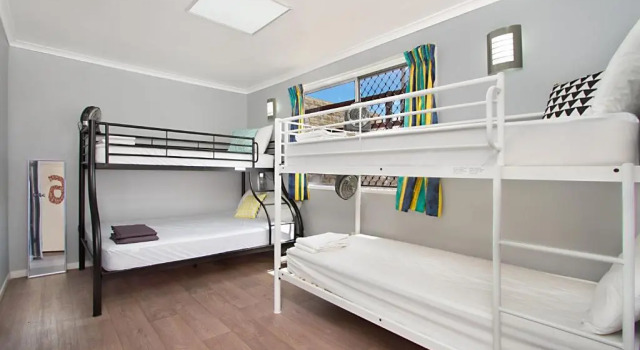 Кровать в общем номере Gladstone Backpackers