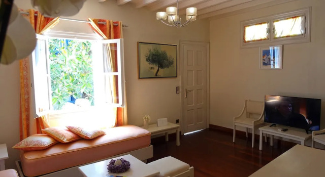 Le Coq Apartments