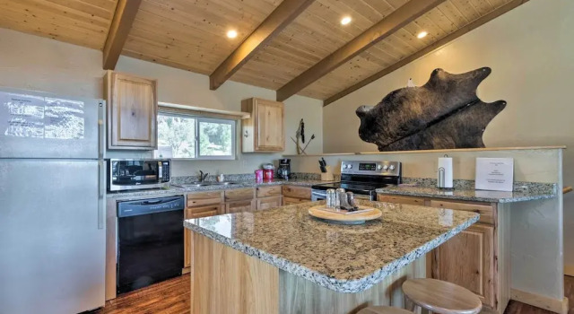Кровать в общем номере с 6 комнатами Lavish Ruidoso Condo w/ 2 Private Decks & Hot Tub!