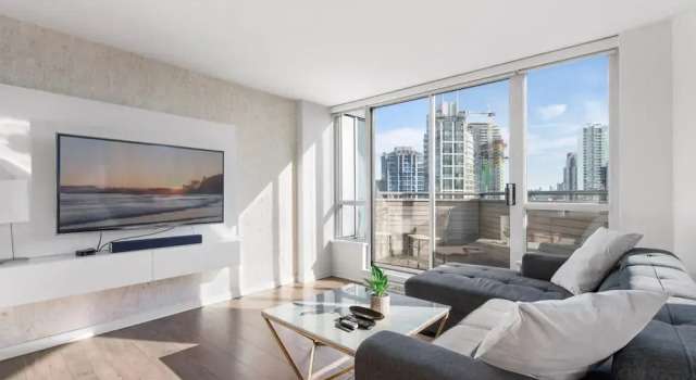 Апартаменты Luxe 2BR Condo w Skyline Views In-suite Laundry