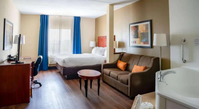 Люкс c 1 комнатой Comfort Suites Outlet Center