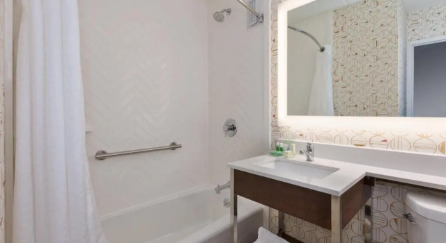 Номер Standard Holiday Inn Westbury-Long Island by IHG