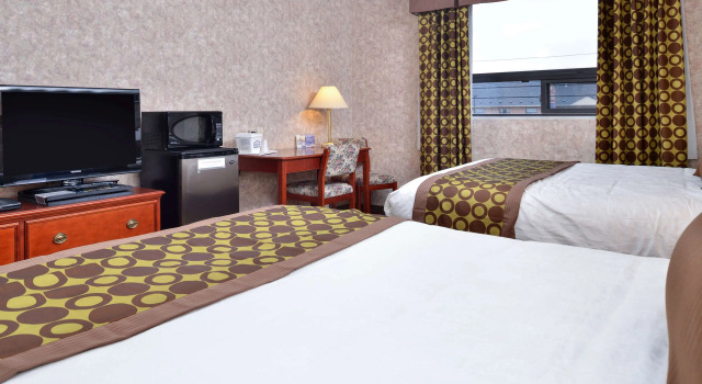 Четырёхместный номер Standard Lexington Inn & Suites-Windsor